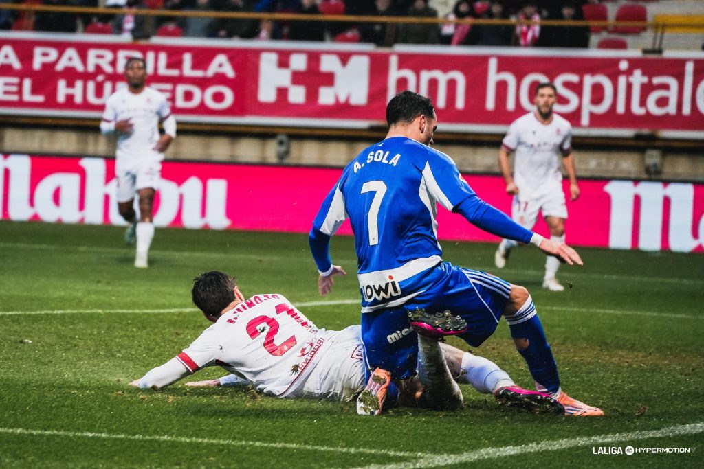 Alex Sola durante el partido en León - LaLiga