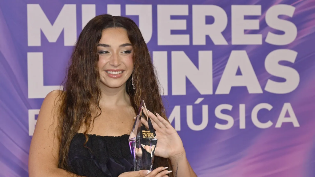 La granadina sonríe con su galardón en Miami - Telemundo