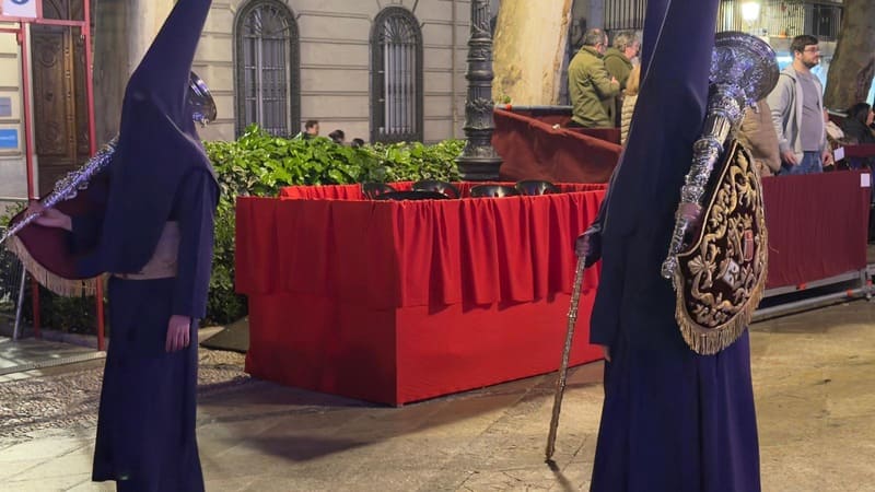 Procesión de la
Hermandad de Nuestro Padre Jesús Nazareno y María Santísima de la Merced. Imagen: Luis M. Guzmán
