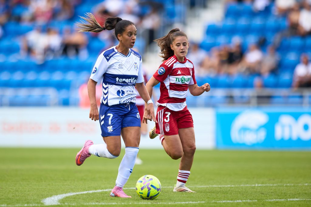 Clara Rodríguez en tareas defensivas durante el partido de ida - GCF