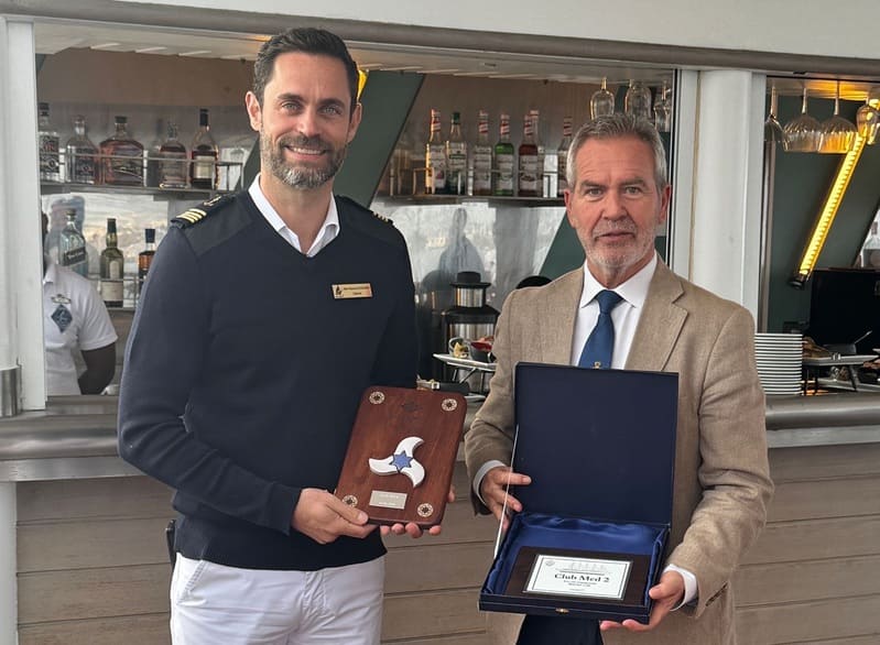 El presidente de la Autoridad Portuaria, José García Fuentes, entrega la metopa al capitán del Club Med 2. Imagen: Autoridad Portuaria de Motril
