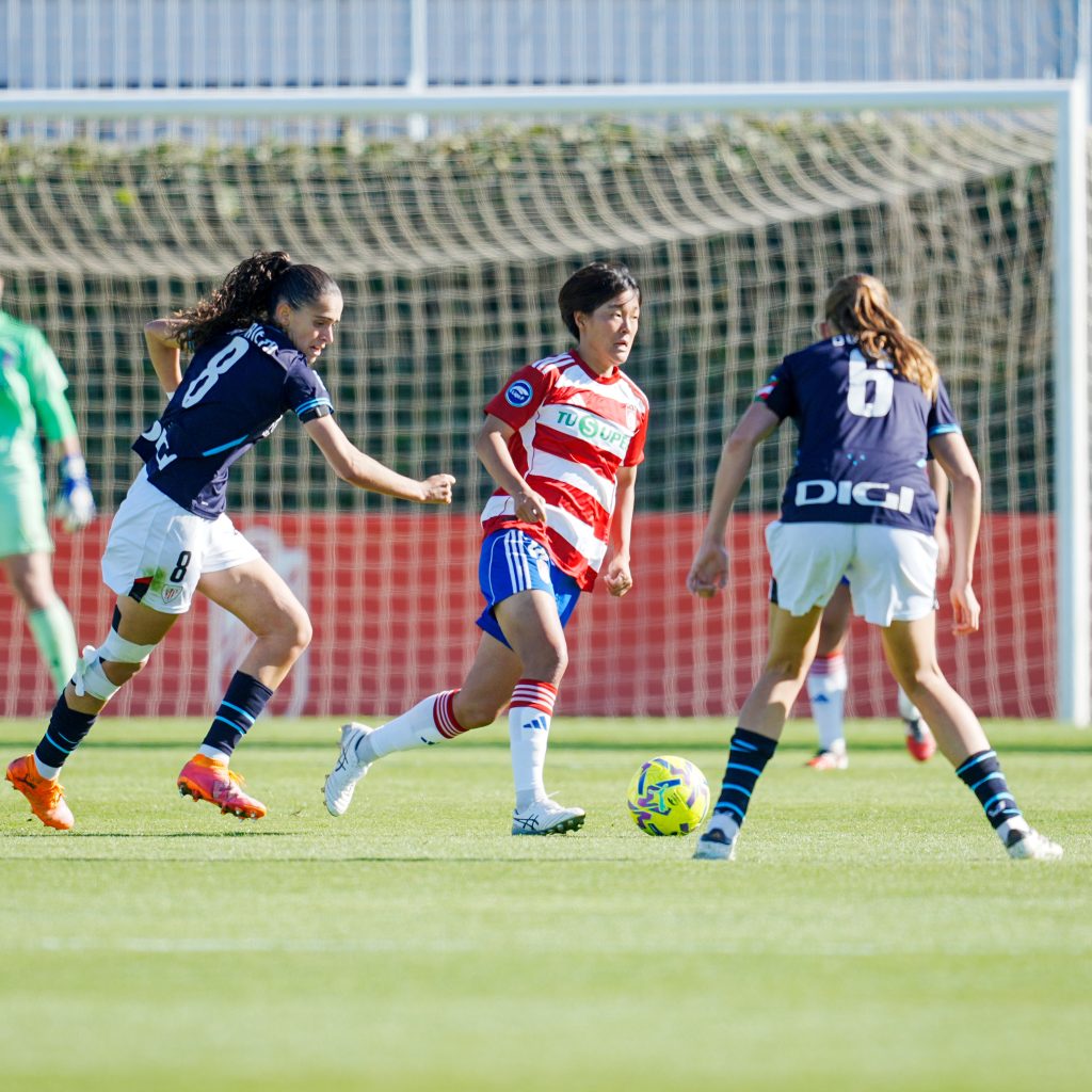 Miku conduce el balón durante la dura derrota de la primera vuelta - GCF