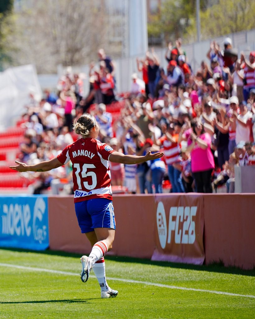 Un doblete de Manoly le da al Granada CF Femenino otra victoria (2-0) Manoly celebra su doblete con la grada - GCF