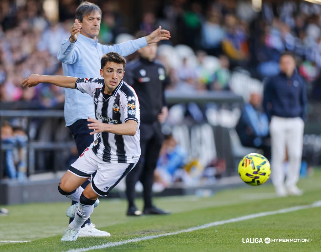 Pacheta se queja mientras conduce Santiago - LaLiga