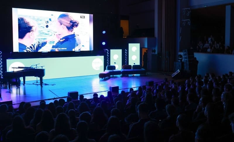 Vista general del auditorio Manuel de Falla de Granada durante la proyección de un video en el acto de proclamación del Premio Princesa de Girona Arte 2026. Imagen: © Casa de S.M. el Rey
