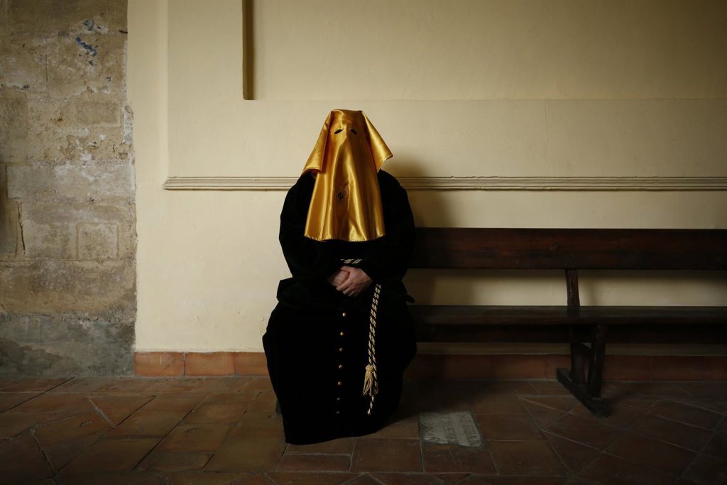 Un preso, vestido de cortejo, liberado por la Hermandad de La Soledad de San Jerónimo y Descendimiento de Jesús en 2021. - Álex Cámara - Europa Press