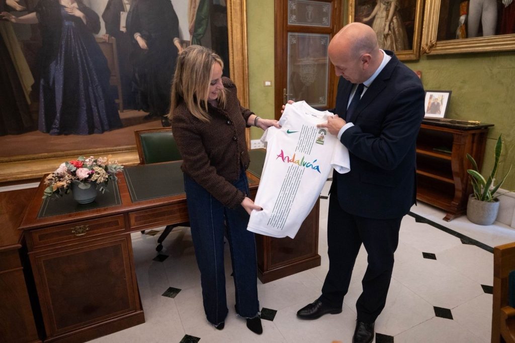 Marifrán Carazo junto al presidente de la RFAF, Pedro Curtido