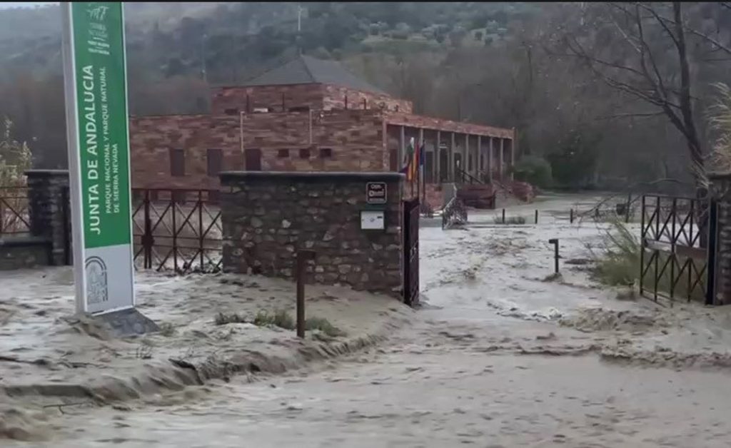 El río Aguas Blancas se desbordó el pasado febrero anegando el entorno del Crea en Pinos Genil, Granada.