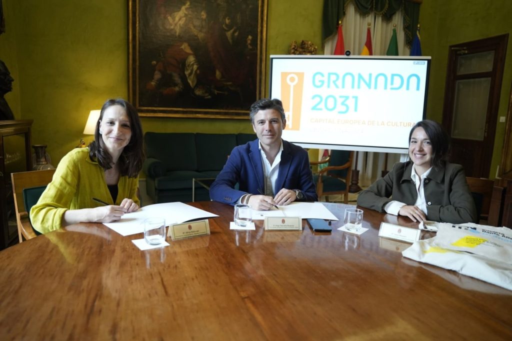 El concejal de Cultura, Jorge Saavedra, y la presidenta de la Società Dante Alighieri, Silvia Datteroni, en el acuerdo - Ayto Granada