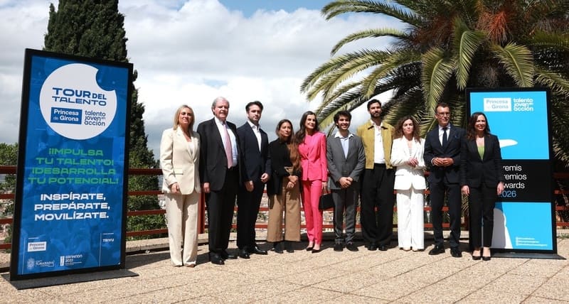 Su Majestad la Reina con las autoridades y Xabier Anduaga, Gemma Blasco, César Dezfuli y Juan Pérez, candidatos finalistas al Premio Princesa de Girona Arte 2026. Imagen: © Casa de S.M. el Rey