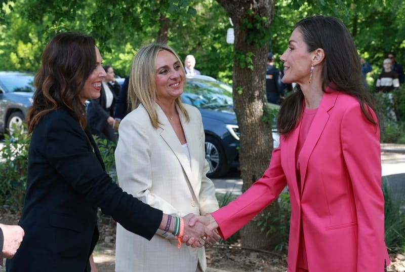 Su Majestad la Reina recibe el saludo de la consejera de Fomento, Articulación del Territorio y Vivienda de la Junta de Andalucía, Rocío Díaz. Imagen: © Casa de S.M. el Rey