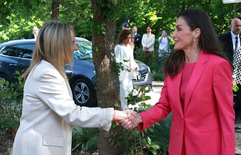Su Majestad la Reina recibe el saludo de la alcaldesa de Granada, María Francisca Carazo. Imagen: © Casa de S.M. el Rey