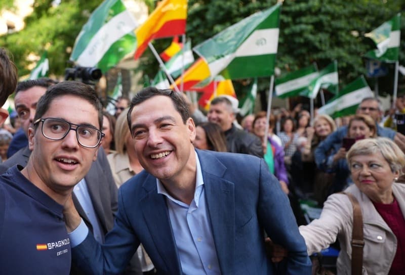 Juanma Moreno posa junto a un grupo de asistentes al acto de campaña celebrado en la Plaza de Derecho. Imagen: Partido Popular