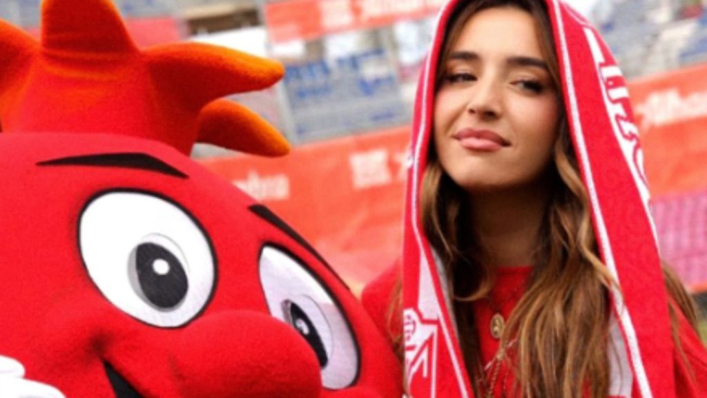 La cantante con 'Granaín', mascota del club - GCF