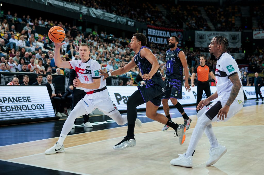 Elias Valtonen durante el partido en Bilbao - ACB Photo