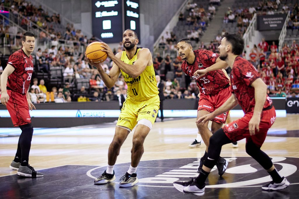 Los rojinegros durante el encuentro en el Palacio - ACB Photo (Fermín Rodríguez)