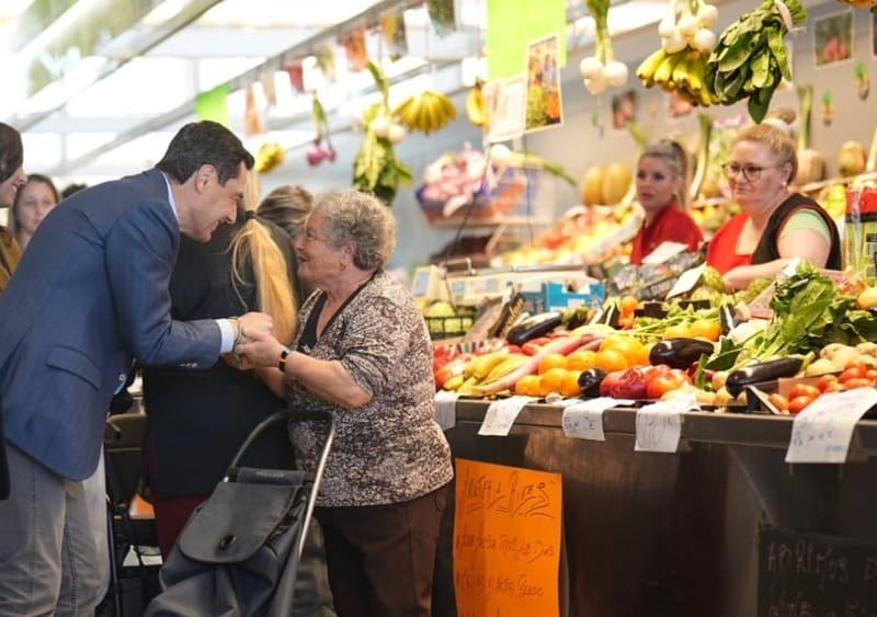 El candidato del PP a la Junta de Andalucía, Juanma Moreno, saluda a una mujer este martes en el Mercado Municipal de Almuñécar. Imagen: Partido Popular Granada
