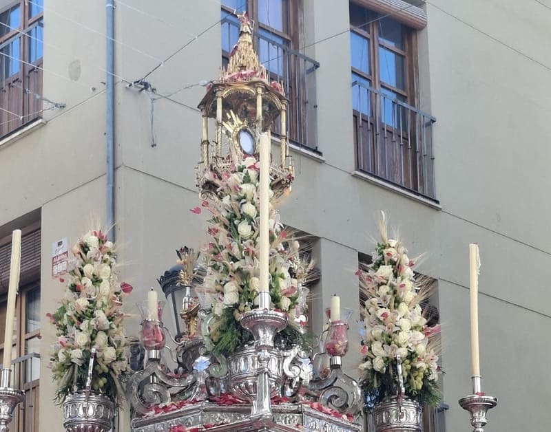 Procesión del Corpus Christi, este jueves por las calles del centro de Granada. Imagen: Juan Antonio Cervantes González