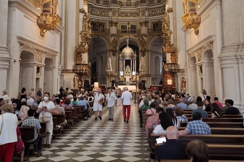 La Catedral de Granada, este jueves durante la celebración de la procesión del Corpus Christi. Imagen: Juan Antonio Cervantes González