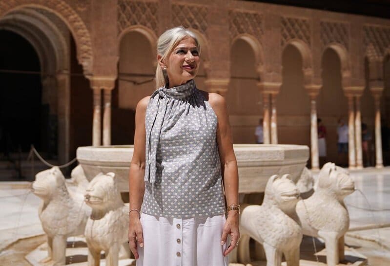 La consejera de Cultura y Deporte en funciones, Patricia del Pozo, druante su visita al Patio de los Leones de la Alhambra. - JUNTA DE ANDALUCÍA