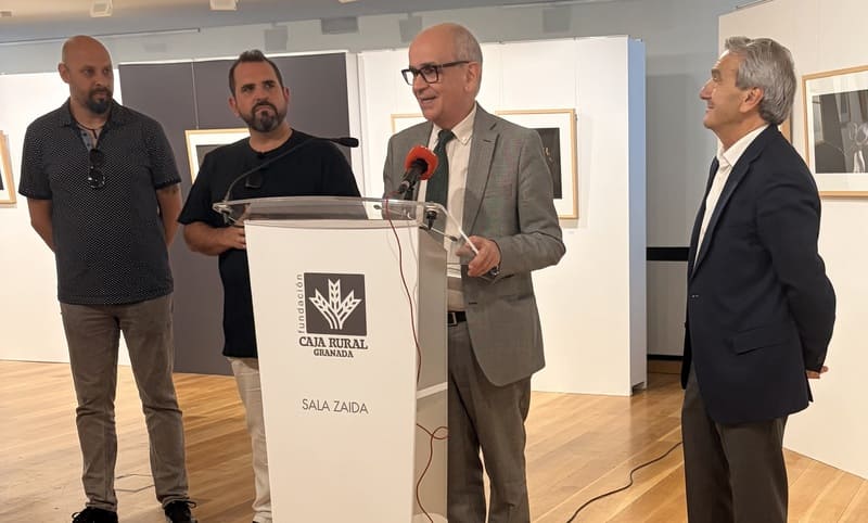 Presentación de la exposición del Taller de Fotografía de los 56 Cursos Manuel de Falla, que recoge las mejores imágenes del FEX de 2025. Imagen: Elena González