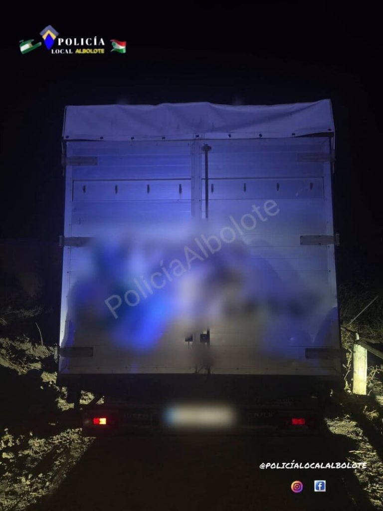 Imagen del camión recuperado tras una actuación de la Policía Local de Albolote y la Guardia Civil. IMAGEN: Policía Local de Albolote