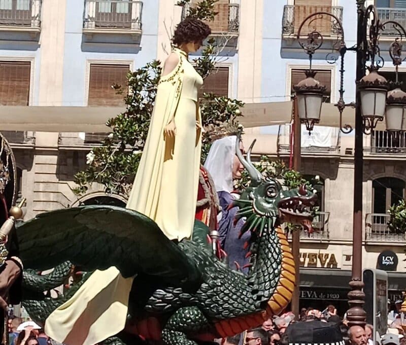 La Tarasca desfila por las calles de Granada sobre un dragón. - EUROPA PRESS