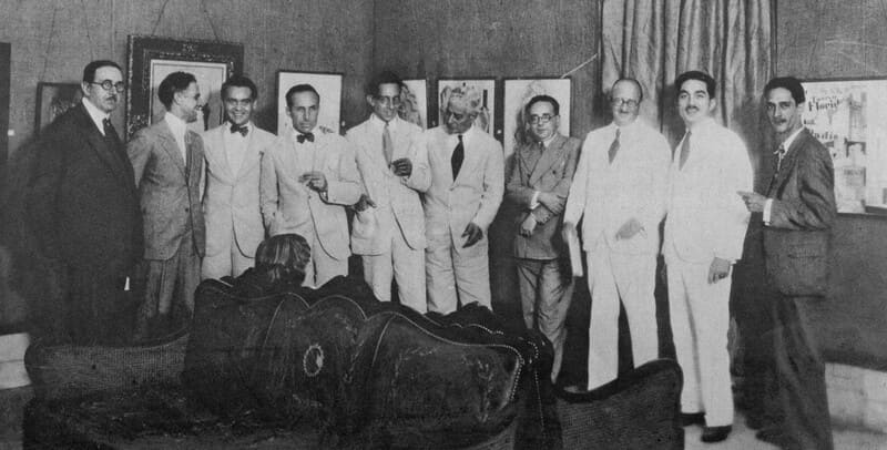 Federico García Lorca y Gabriel García Maroto (a su izquierda) en la inauguración de la exposición de Maroto en La Habana. Diario de la Marina, 8 de junio de 1930. Biblioteca Virtual de Prensa Histórica.