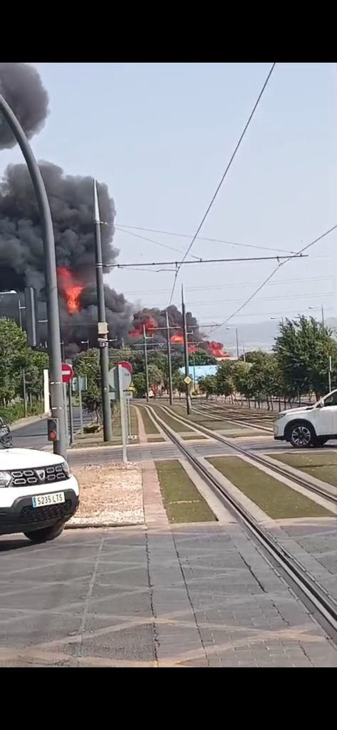 Gran columna de humo provocada por el fuego - GRX Actualidad