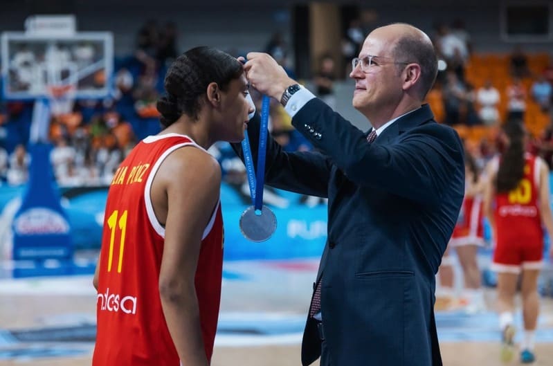 Elia Pérez recibe la medalla de plata. IMAGEN. FUNDACIÓN CB GRANADA