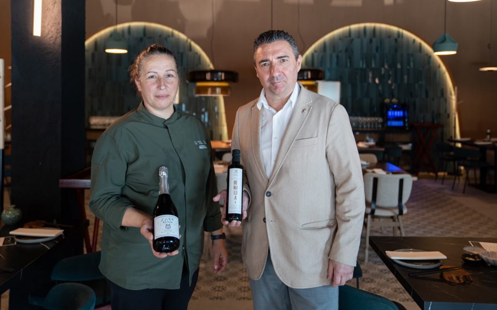 Mertxi Miranda posa junto al sumiller del restaurante Onírico, Daniel Martín-Calpena. IMAGEN: Conde de Benalúa