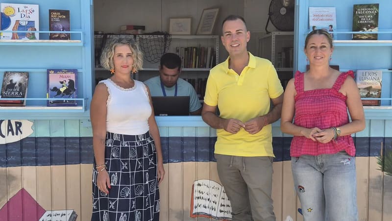 De izquierda a derecha, Susana García, Alberto Manuel García y Lucía González, durante la presentación de la segunda edición de la Biblioplaya de Almuñécar. IMAGEN: Ayuntamiento de Almuñécar