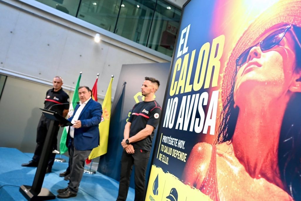 El diputado provincial de Asistencia a Municipios y Emergencias, Eduardo Martos, presenta la campaña de prevención frente al calor. - DIPUTACIÓN DE GRANADA