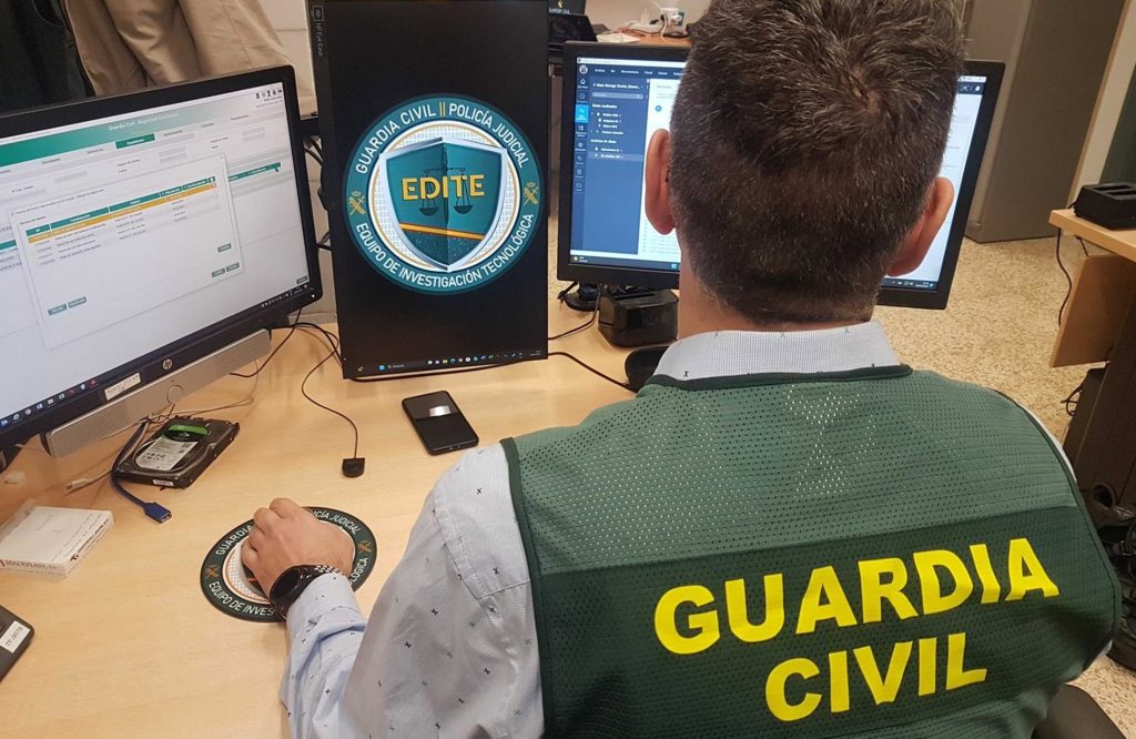 Agente de la Guardia Civil trabajando en un ordenador. Archivo. - GUARDIA CIVIL - Archivo