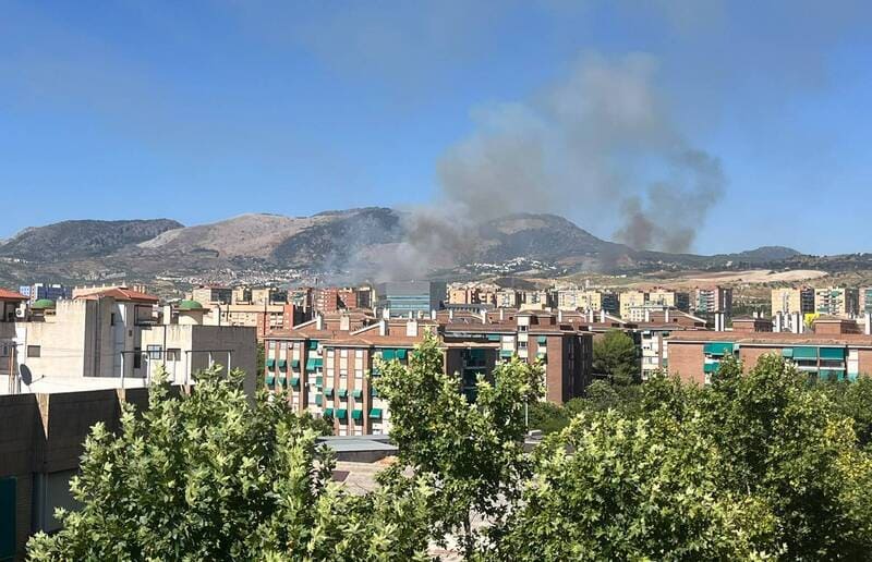 Vista del incendio desde Granada. IMAGEN: GRX Actualidad