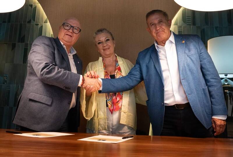 El presidente de la Federación de Hostelería y Turismo de Granada, Gregorio García, y Eduardo Valverde, director general de Conde de Benalúa, durante la firma del acuerdo para impulsar el Método Conde de Benalúa. IMAGEN: Conde de Benalúa