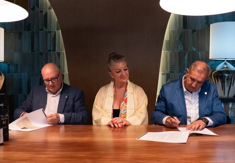 El presidente de la Federación de Hostelería y Turismo de Granada, Gregorio García, y Eduardo Valverde, director general de Conde de Benalúa, durante la firma del acuerdo para impulsar el Método Conde de Benalúa. IMAGEN: Conde de Benalúa