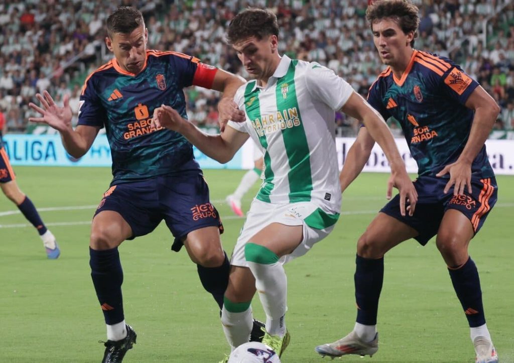 Alcaraz y Lama intentan robar el balón durante la primera mitad - CCF