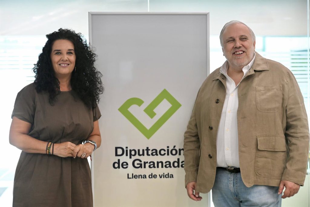 La diputada de Bienestar Social y Familia, Elena Duque, ha presentado, junto al presidente provincial de Cruz Roja Granada, Gabino García, este proyecto de alfabetización digital. - DIPUTACIÓN DE GRANADA