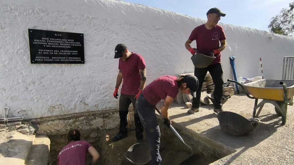 Comienza la exhumación de la última fosa de Castell de Ferro, en Granada. - ELOY ARIZA