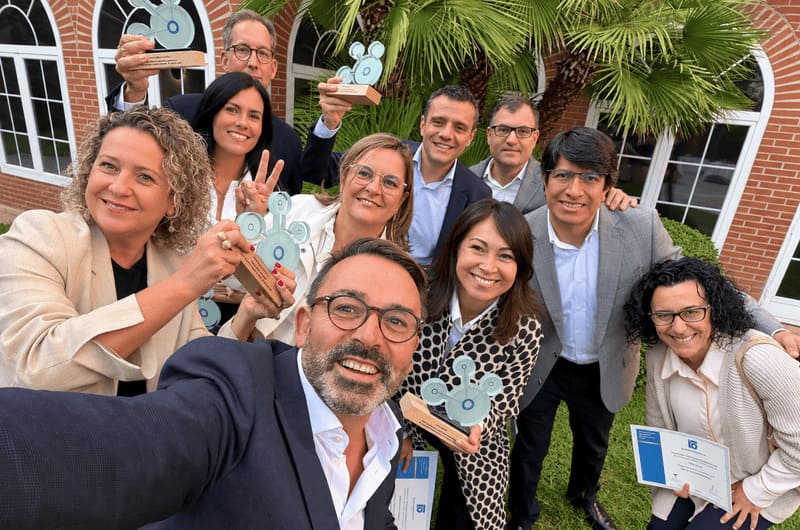 El doctor David Baulenas, director corporativo de Asistencia, Calidad e Innovación de Vithas hace un selfie con algunos de los directivos de hospitales galardonados en la octava edición de los premios BSH.