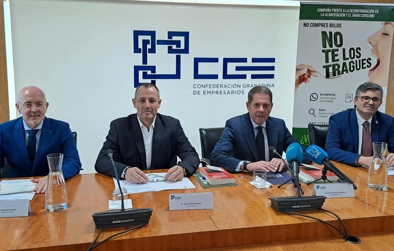 De izquierda a derecha: Álvaro González Zafra, director general de CAEA; José Antonio Benito, vocal de CAEA; Gerardo Cueva, presidente de la CGE; y Javier Martín, delegado de Empleo en Granada. IMAGEN-CEAE