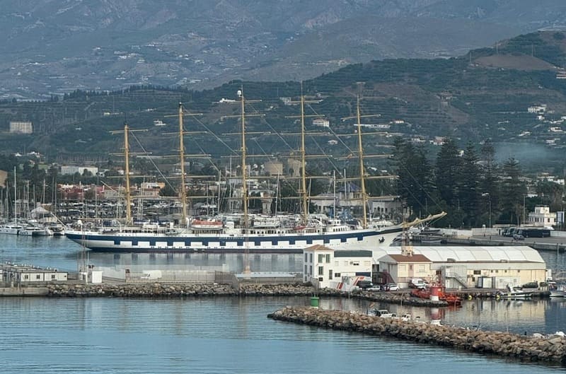 El Puerto de Motril recibe este jueves una doble escala de cruceros con la presencia del Norwegian Escape, que visita por primera vez el recinto portuario de la Costa Tropical granadina, y del Royal Clipper, un clásico de la temporada crucerística. - PUERTO DE MOTRIL